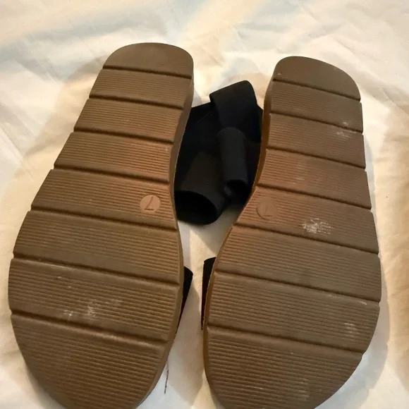 Set of Steve Madden Black and Tan Women's Sandals - Picture 6 of 9